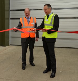 Lord de Mauley (r) and Agrivert's Alexander Maddan officially open the Wallingford AD plant in Oxfordshire
